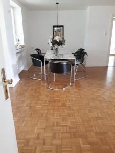 克雷费尔德Ferienwohnung Wohnung Krefeld Forstwald Höltehoffe的一间带桌椅的用餐室