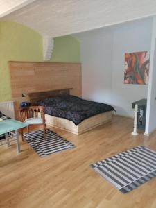 莱比锡Wohnung的一间卧室配有一张床和一张带地毯的桌子。