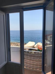 莱万佐Casa vacanze levanzo的从窗户可欣赏到海景