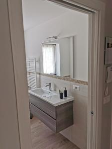 费尼斯La Maison D' Amelie的一间带水槽和镜子的浴室