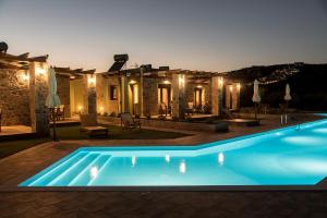 古卡斯特隆ONAR的夜间在房子前面的游泳池