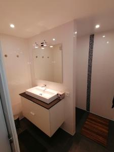 马尔梅迪LA TERRASSE 226的浴室设有白色水槽和镜子