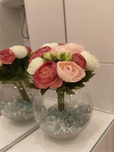 罗佐瓦克Apartment Slavica的花瓶,上面有粉红色和白色的花朵