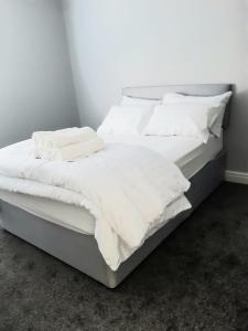 利物浦Hanwell House的一张白色大床,配有白色床单和枕头