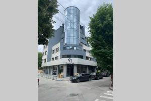 布拉戈耶夫格勒LUX 1BD/1BA City Center Apartment的前面有停车位的建筑