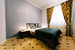 皮亚特拉-尼亚姆茨Agropensiunea Ozon的一间卧室设有一张床和一个窗口