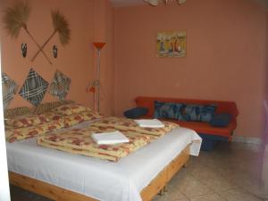 米什科尔茨道波曹伊甸文德哈茨酒店的一间卧室配有一张床和一张沙发