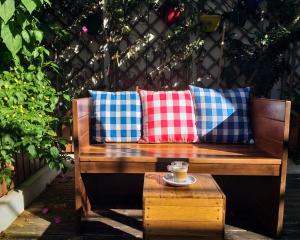 大里贝拉Cabo da Vila Guesthouse的配有枕头的长凳和桌上的咖啡