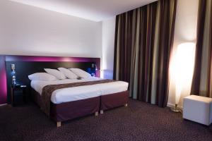 鲁贝里尔鲁贝美居大酒店的酒店客房配有一张带白色枕头的大床