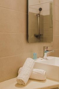 利瓦迪奥米斯特拉里酒店的浴室设有水槽上的白色毛巾