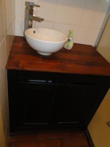 朗代达Ty Clara的浴室内木制柜台上的白色水槽