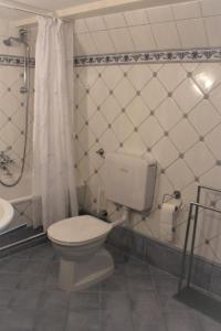尼布卢姆Föhrer Friesenkate Ost的浴室配有白色卫生间和盥洗盆。