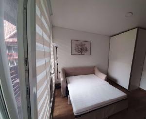 耶德库安特Kalno namai - apartamentas Juodkrantėje的小房间设有床和窗户