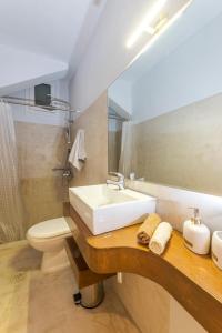 干尼亚Coco Studio的一间带水槽和卫生间的浴室