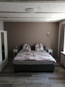 许特根瓦尔德Ferienwohnung Monecke的一间卧室配有一张带两个枕头的床