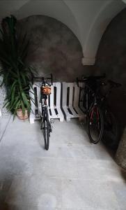 卡尼洛瑞维拉Residenza La Zagara的两辆自行车停放在一间