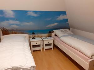 多尔努姆Bi Grete tohuus的一张带海洋壁画的房间的两张床