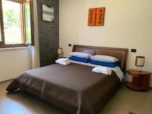 阿韦利诺Villa Amalia的一间卧室配有一张床,上面有两条毛巾