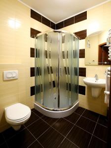 科宁HOTEL NIAGARA的带淋浴、卫生间和盥洗盆的浴室