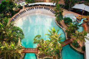 黄金海岸满特拉皇冠塔酒店的享有带水滑梯的游泳池的上方景色