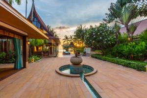 利巴诺伊Baan Tao Talay - Beachfront Private Villa的一座建筑中间带喷泉的庭院