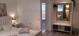 弗莱堡Hotel Bären Garni的白色卧室设有床和大镜子