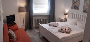 弗莱堡Hotel Bären Garni的卧室配有白色的床和枕头。