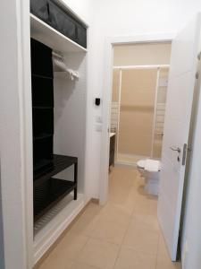 圣巴托洛梅乌迪梅西尼什Guia Guest House的一间带卫生间的浴室和一间带白色墙壁的浴室