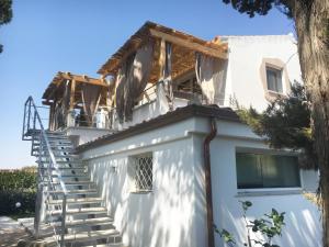 奥尔比亚Sea Love的白色房子的一侧有楼梯