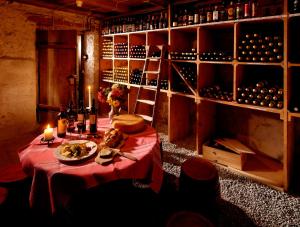 因特拉肯美地酒店的一张桌子,上面放着一盘食物和葡萄酒瓶