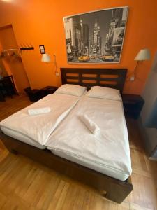 布拉格中央车站一室公寓 的一张配有白色床单和枕头的大床