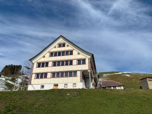 阿彭策尔NEU renoviert - Bitzi Appenzell – Mit Aussicht的山顶上一座大建筑