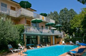 拉戈堡卡斯提利昂纳公寓式酒店的酒店设有带椅子和遮阳伞的游泳池