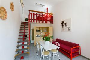 拉戈堡卡斯提利昂纳公寓式酒店的一间设有桌子、红色长凳和楼梯的房间