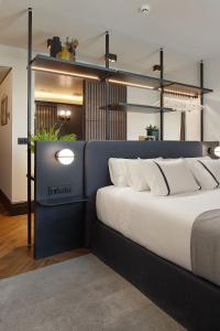 圣塞瓦斯蒂安桑塞贝酒店的卧室配有带白色枕头的大床