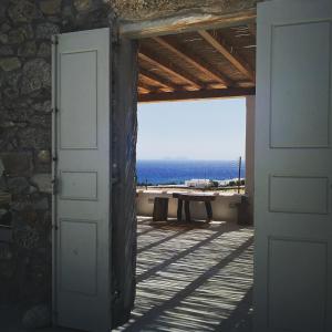 卡拉法蒂斯M-Vibes Mykonos Suites的通往海景天井的开放式门