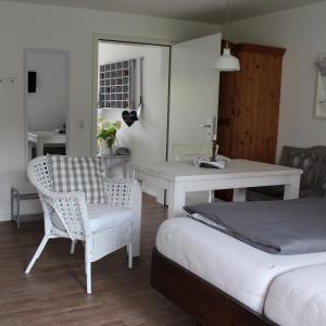 霍瓦赫特❤️ KLEINE AUSZEIT ❤️的卧室配有一张床和一张桌子及椅子