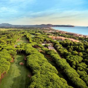 帕尔斯拉科斯塔酒店高尔夫及海滩度假酒店的树木繁茂的河流的空中景色