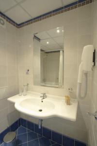 内塞伯尔费斯塔全景酒店的浴室设有白色水槽和镜子