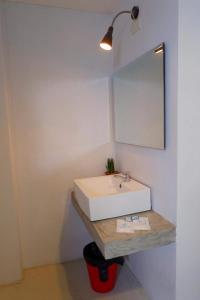 合艾Get เกสต์เฮ้าส์ ประชารักษ์的浴室设有白色水槽和镜子