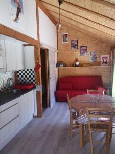 圣雷热雷梅累兹Chalet calme的客厅配有红色的沙发和桌子