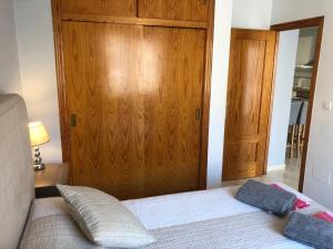 马萨龙港Our Sol的一间卧室配有一张床和一扇木门