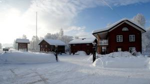TranstrandMannflogården Bed & Breakfast , Sälenfjällen的院子前的雪覆盖着房子