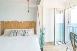 普拉加德阿罗Sugar Beach Boutique Studio的一间卧室配有一张床,享有海景