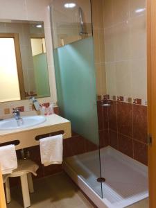 坎佩略拉法米莉亚酒店的带淋浴和盥洗盆的浴室