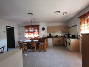 马塔拉斯卡尼亚斯Entre pinos y playa的厨房以及带桌椅的起居室。