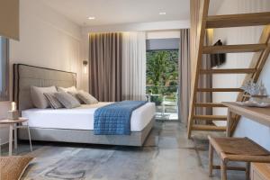 库佛斯港Notia Luxury Living的一间卧室设有一张床和梯子