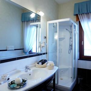 卡普阿卡皮斯酒店的带淋浴和盥洗盆的白色浴室