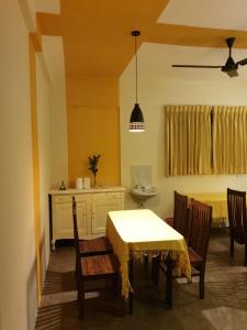 卡特勒格默Shiva Rest Katharagama的一间带桌椅的厨房和一间用餐室
