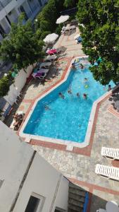 赫索尼索斯Thalia deco City & Beach Hotel的游泳池的顶部景色,里面的人